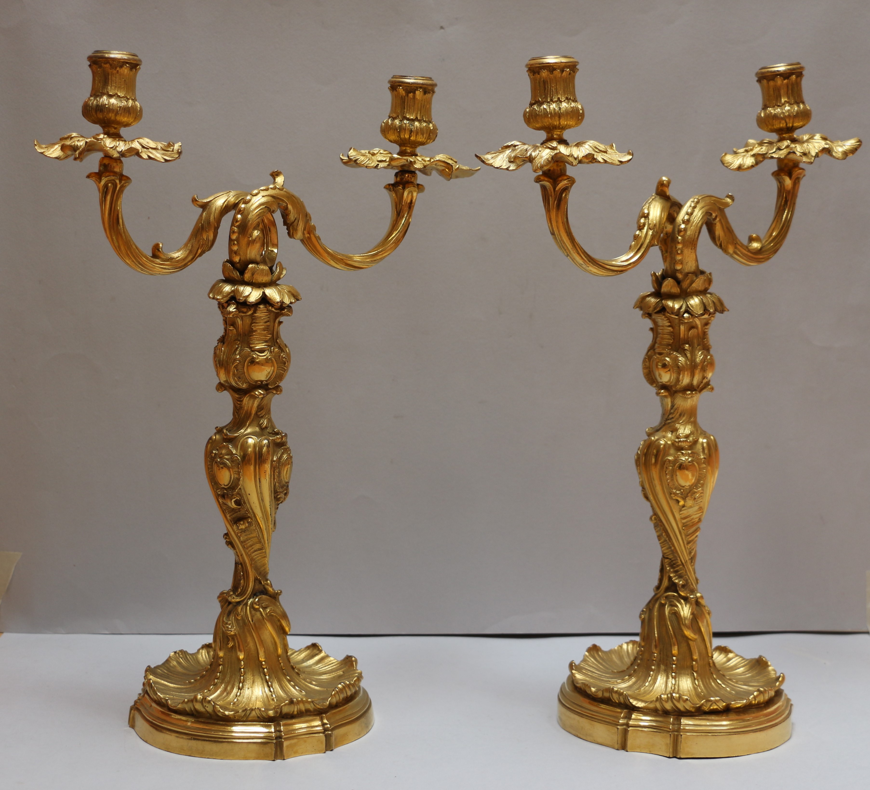 Un’importante coppia di candelabri del barocchetto torinese in bronzo cesellato e dorato al mercurio.